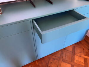 Meuble TV à tirroirs et compartiments sur-mesure.