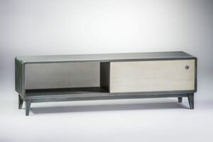 Meuble TV en bois de merisier sur-mesure.