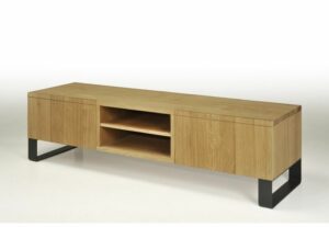 Meuble TV sur-mesure en bois de chêne et pieds en fer.