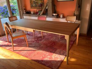 Table avec extension en bois sur-mesure.