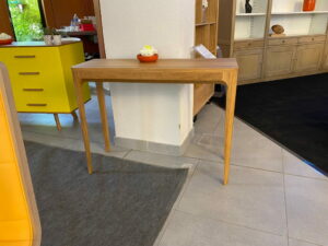 Table basse d'entrée en bois.