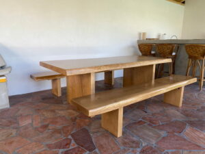 Table et bancs en bois massif assortis d'extérieur.