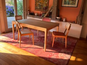 Assortiment de table et chaises en bois sur-mesure par Xavier Favaro.