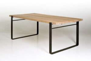 Table moderne, plateau en bois et pieds en fer sur-mesure.