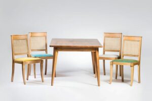 Table et chaises en cannage sur-mesure par Xavier Favaro.